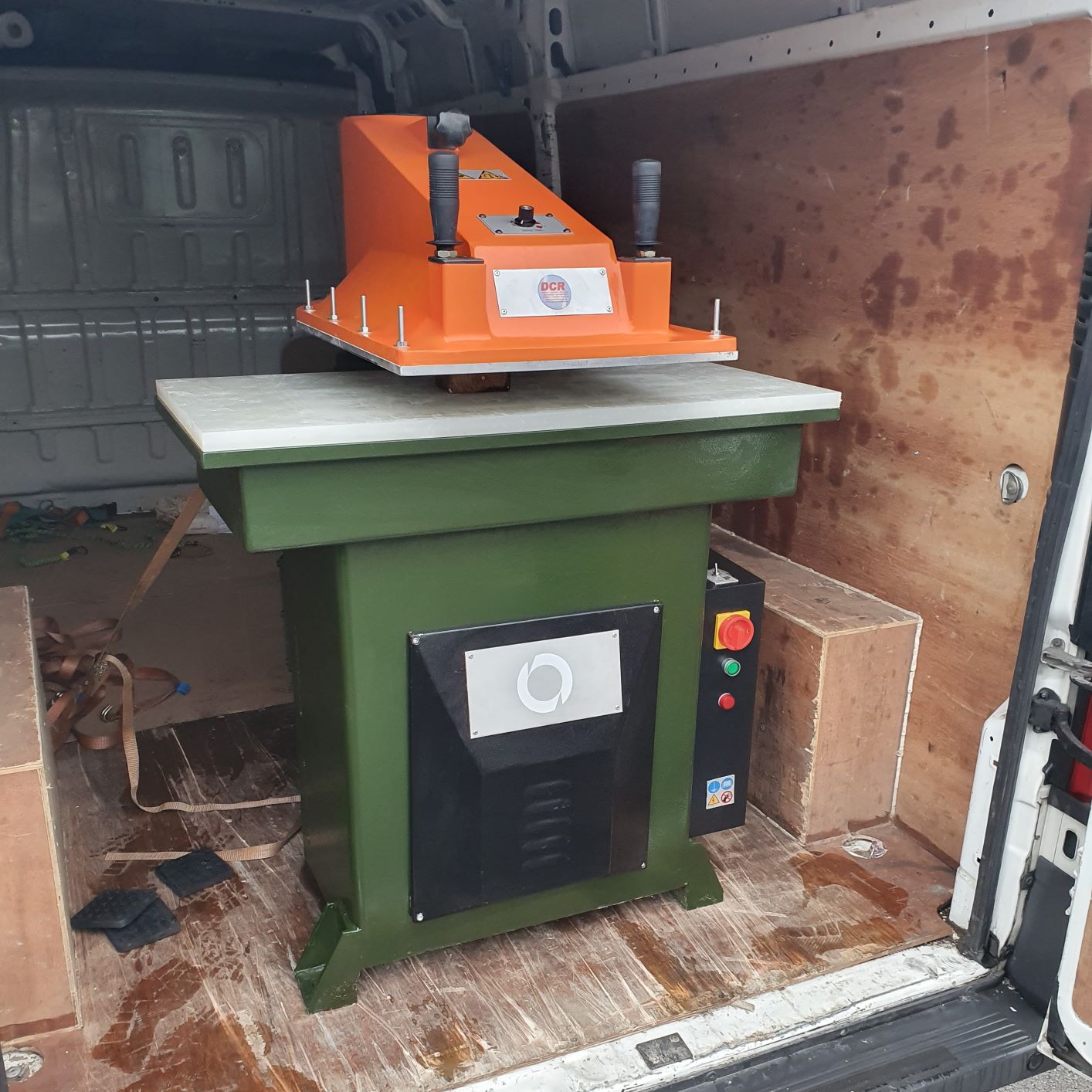 Photo of an DCR-27T REFURBISHED HYDRAULIC CUTTING PRESS Industrial Sewing Machines