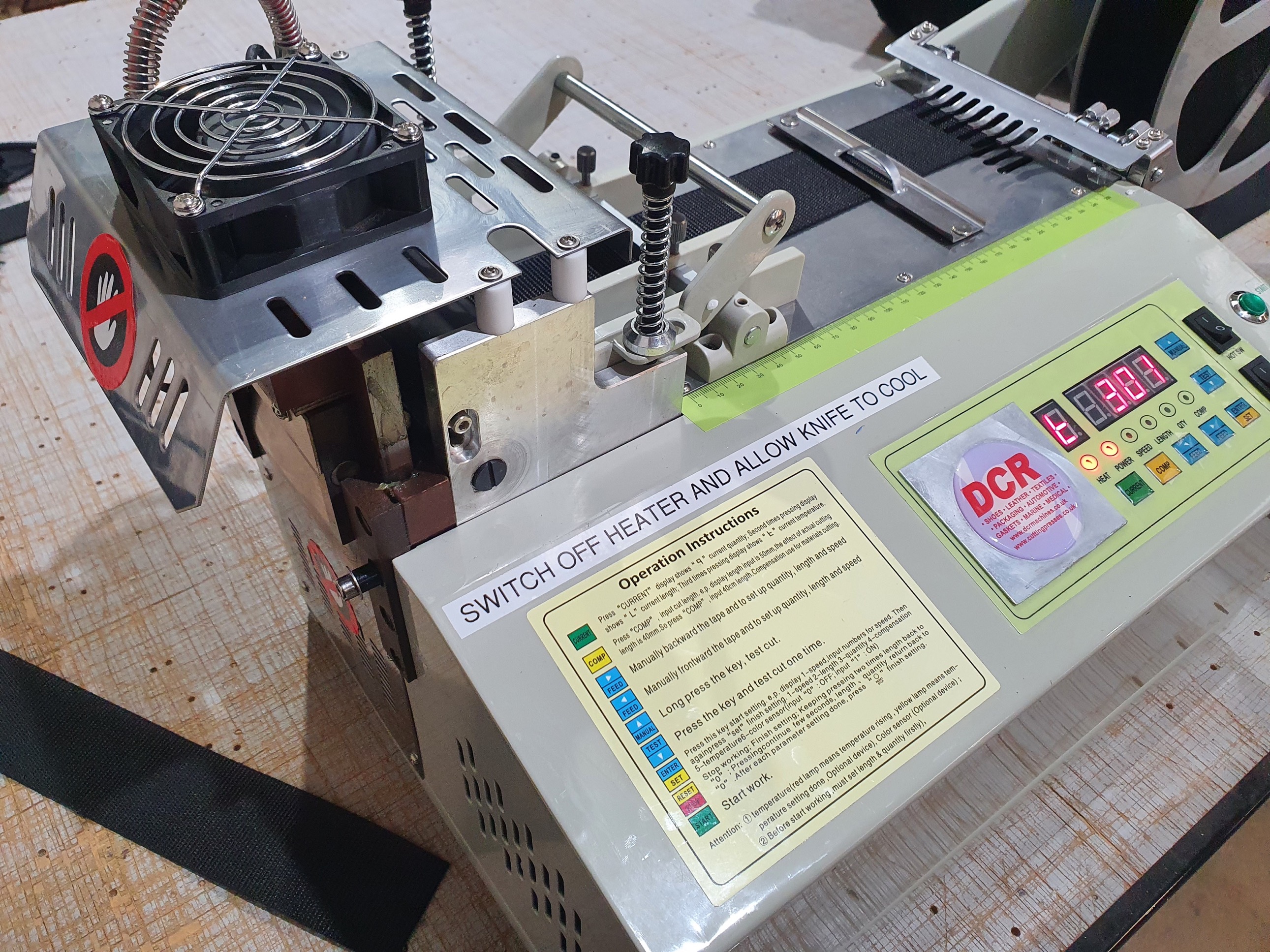 Photo of an DCR-HKC HOT KNIFE CUTTING MACHINE Industrial Sewing Machines