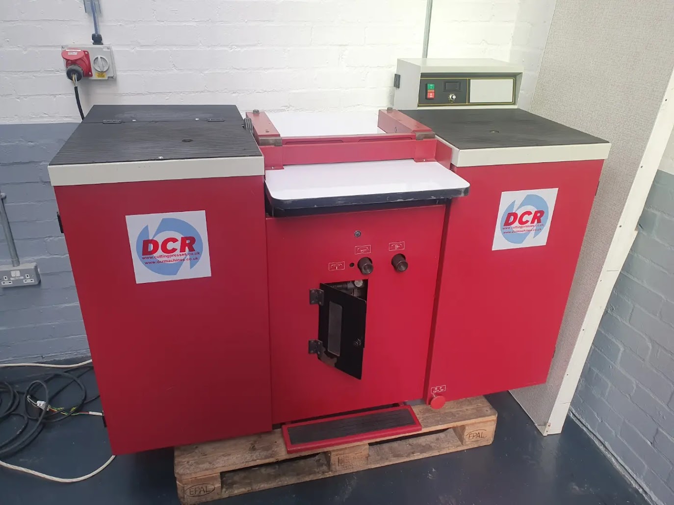 Photo of an DCR-EA420 SPLITTER Industrial Sewing Machines