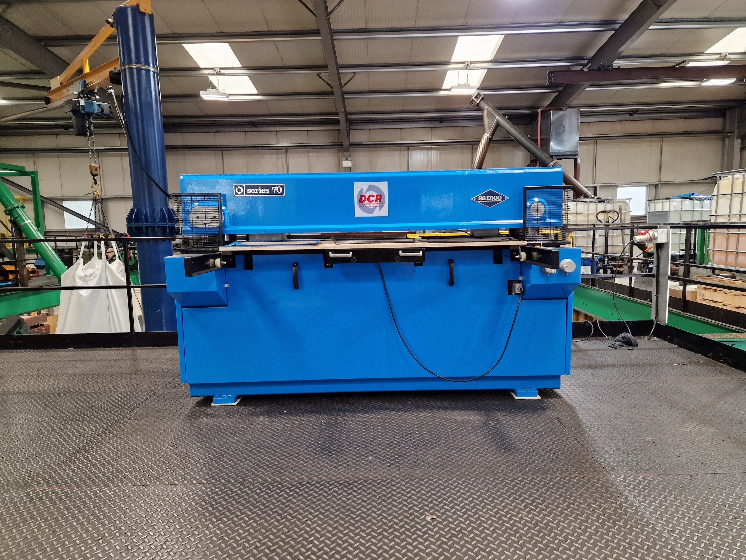Photo of an DCR-SERIES 70 BEAM PRESS Industrial Sewing Machines