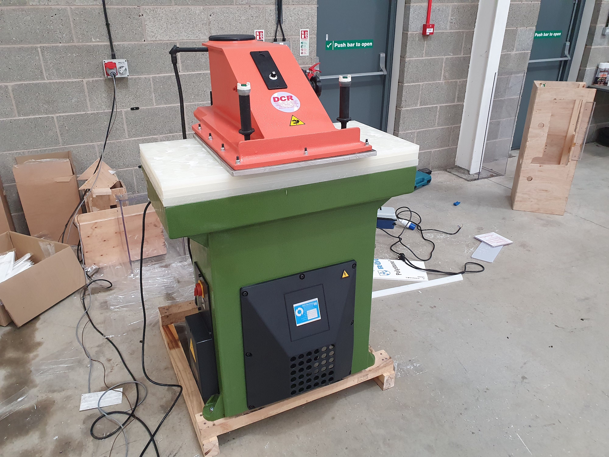 Photo of an DCR-SE25 Industrial Sewing Machines